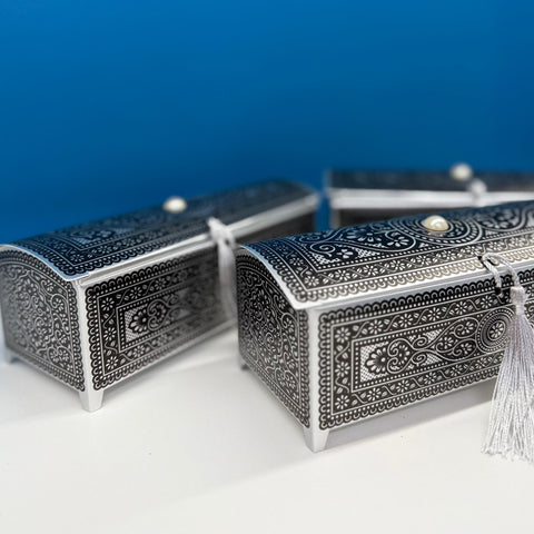 Trendy Tassle Medium Gift Box Silver